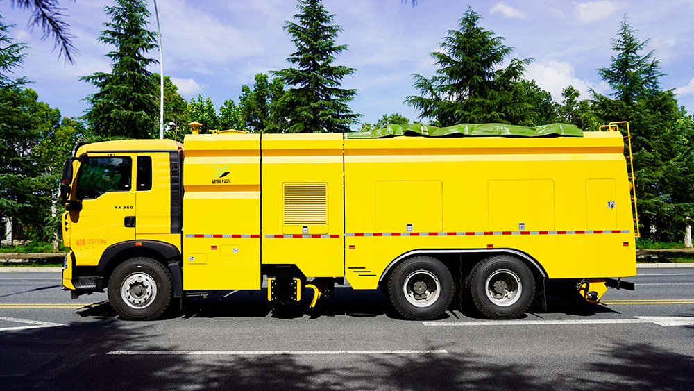 重汽豪沃除雪车