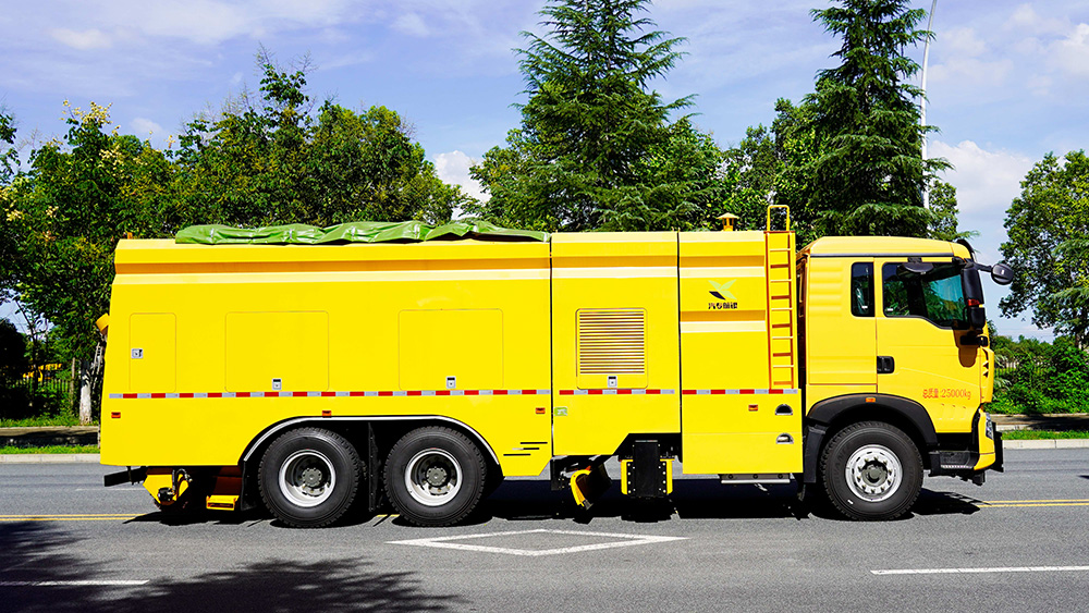 重汽豪沃除雪车