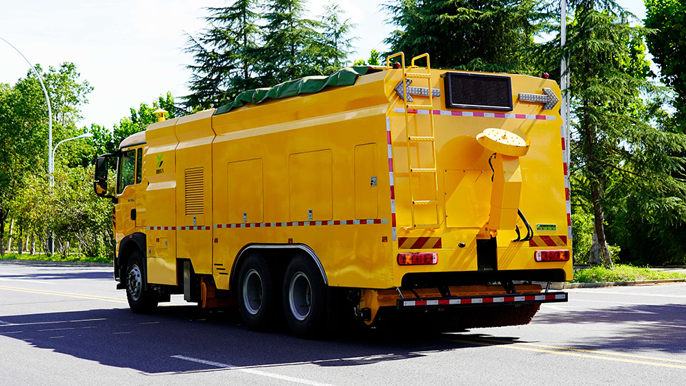 重汽豪沃除雪车