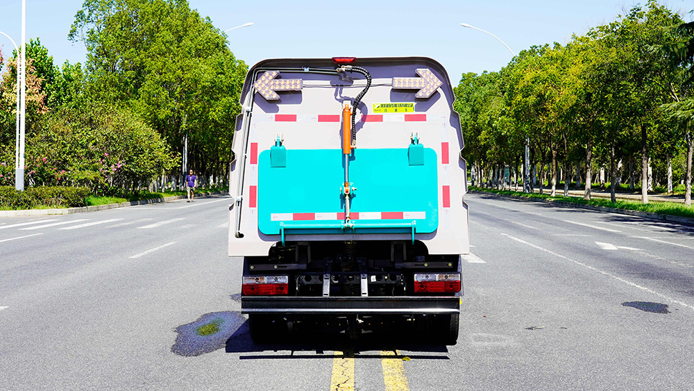 东风途逸扫路车