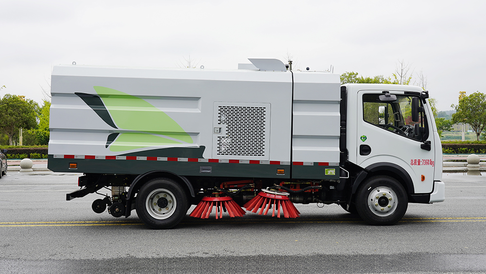 东风多利卡扫路车