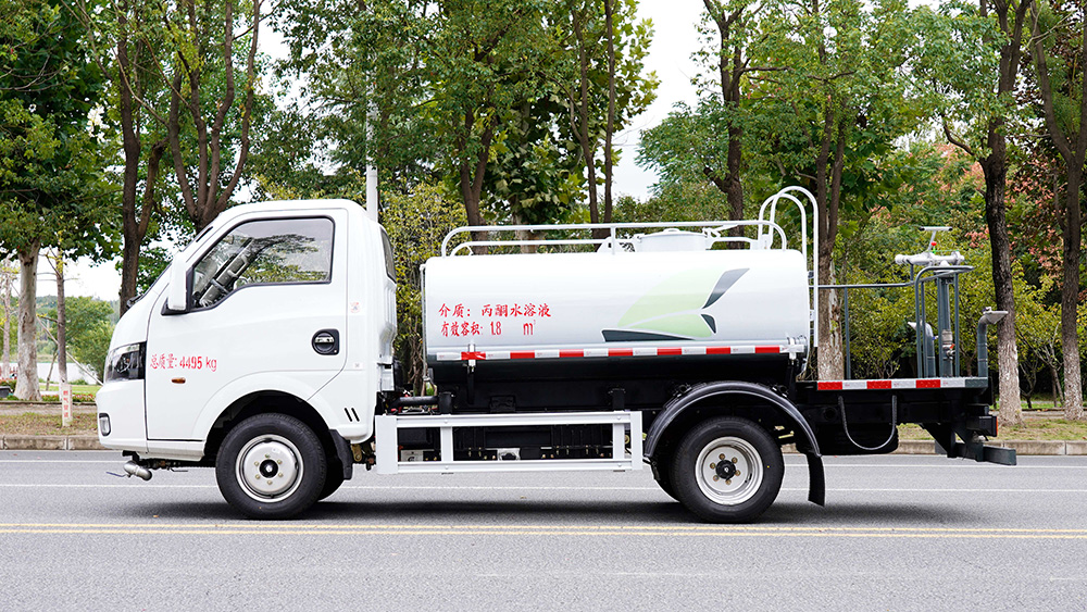 东风华神纯电动洒水车
