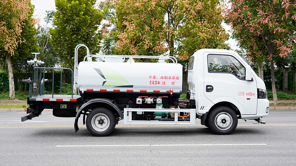 东风华神纯电动洒水车