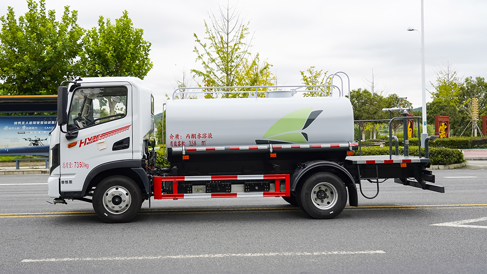 东风华神纯电动洒水车