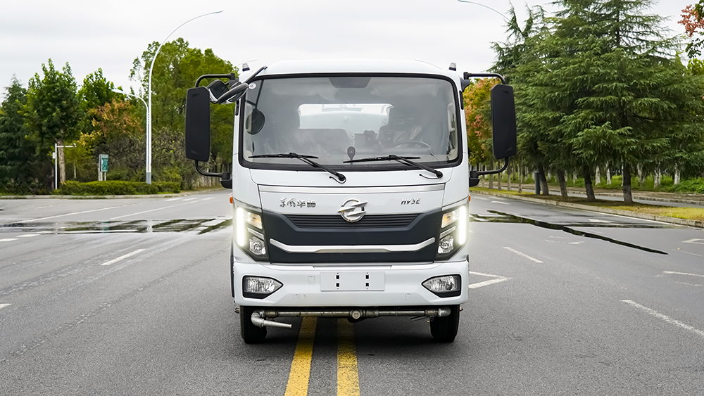 东风华神纯电动洒水车