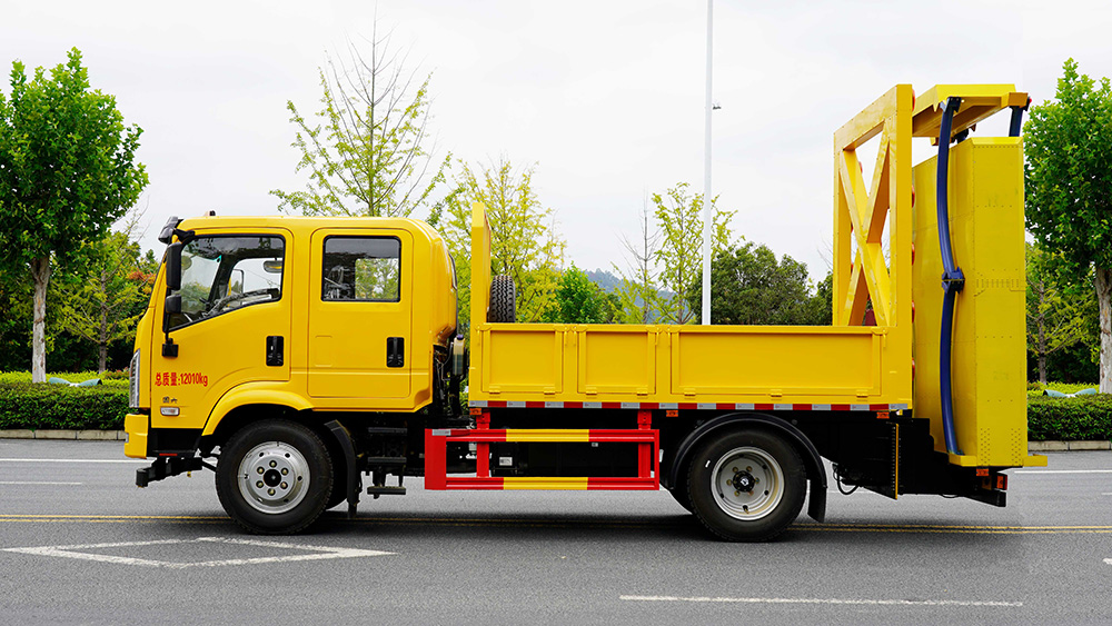 东风华神防撞车