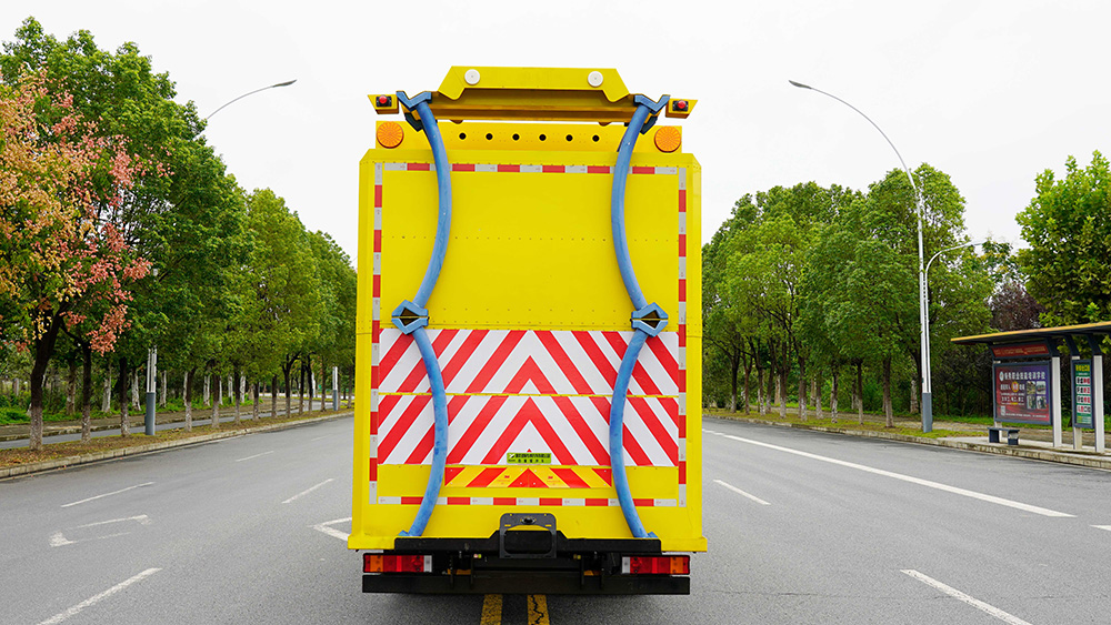 东风华神防撞车