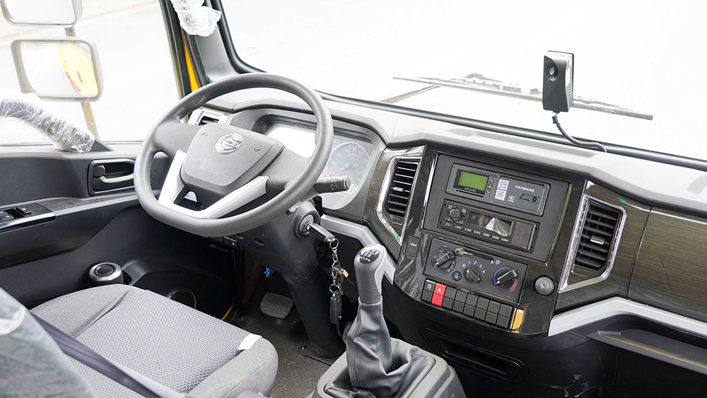 东风华神防撞车