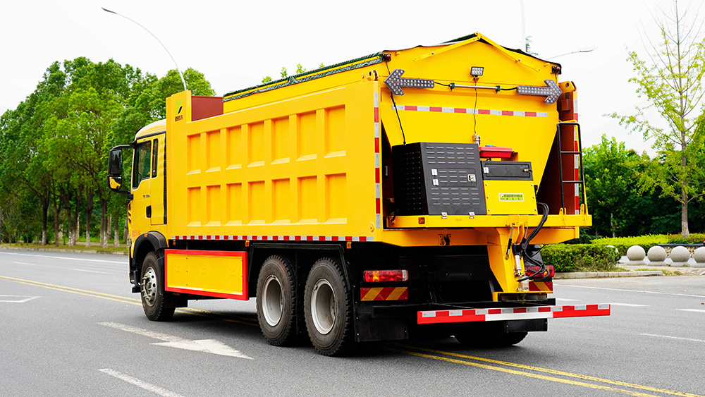 重汽豪沃除雪车